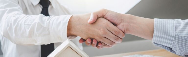 英国贷款broker, 商务人士在会议桌上握手，成功的房产转按揭咨询，转按揭合同，转按揭文件，英国转按揭，英国转按揭技巧，转按揭指南，手把手教学转按揭。